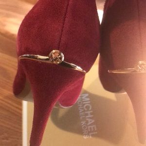 MICHEAL Micheal Kors Red Suede Pumps
